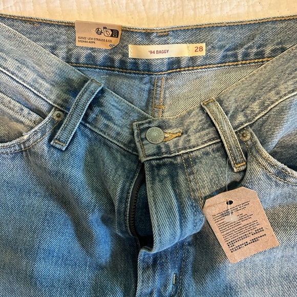 Levi's 94’ Baggy Jeans in Light Wash - Picture 4 of 5